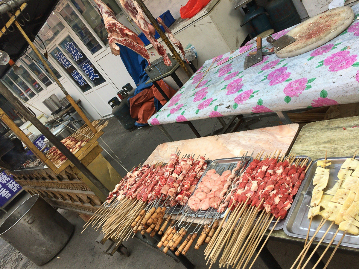 瀋陽のイスラム街の屋台（2017年頃）。オールドファッションな羊肉串のお店といえばこんな感じ