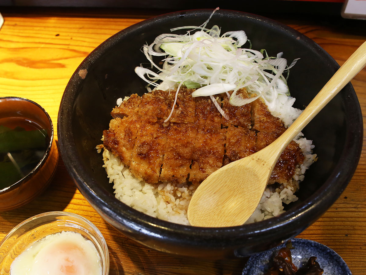 ラーメン屋なのに「カツ丼」が名物！？ 大阪『ふりだしや』のボリューム満点「ソースカツ丼」を食べてきた！