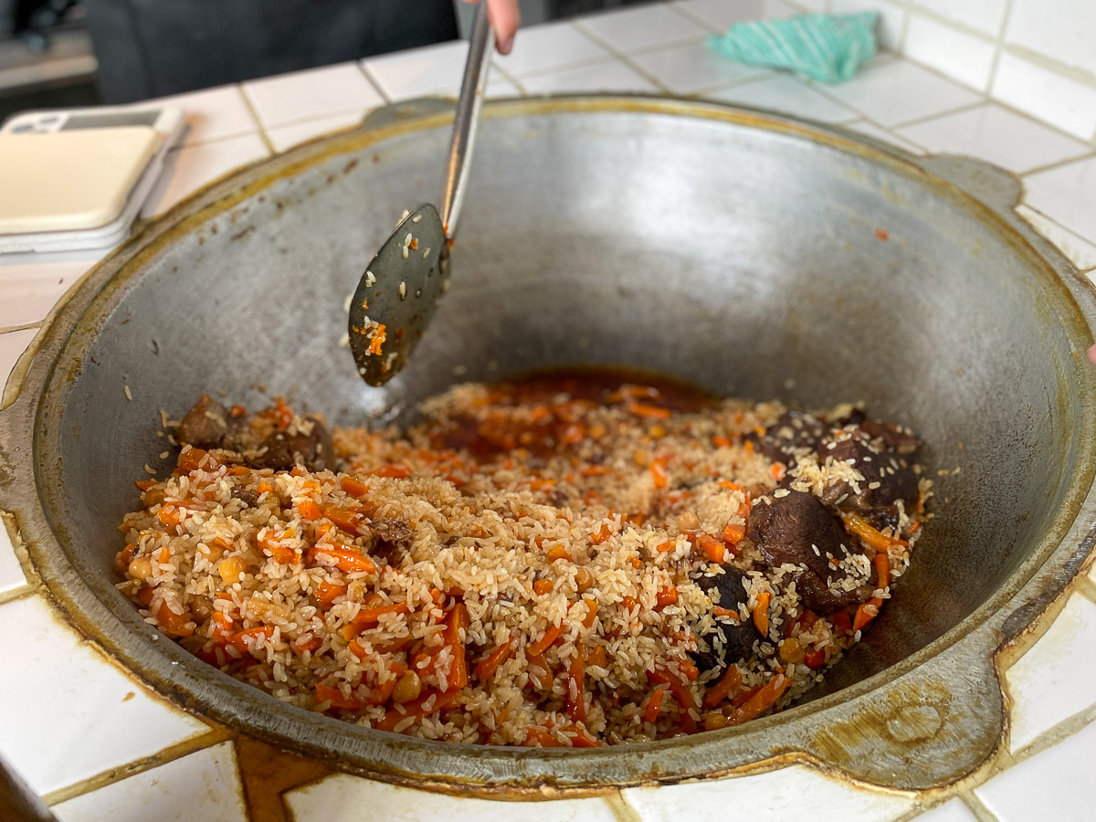 高田馬場で味わえる本場のウズベキスタン料理とは？ 大鍋で作る炊き込みご飯「プロフ」がめちゃくちゃ美味しかった！