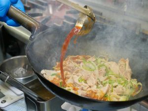 油通しした豚肉を特製だれやネギと炒めて作る。肉を直接炒めないことで、しっかり旨みはあるけれどくどさのない味に（食楽web）