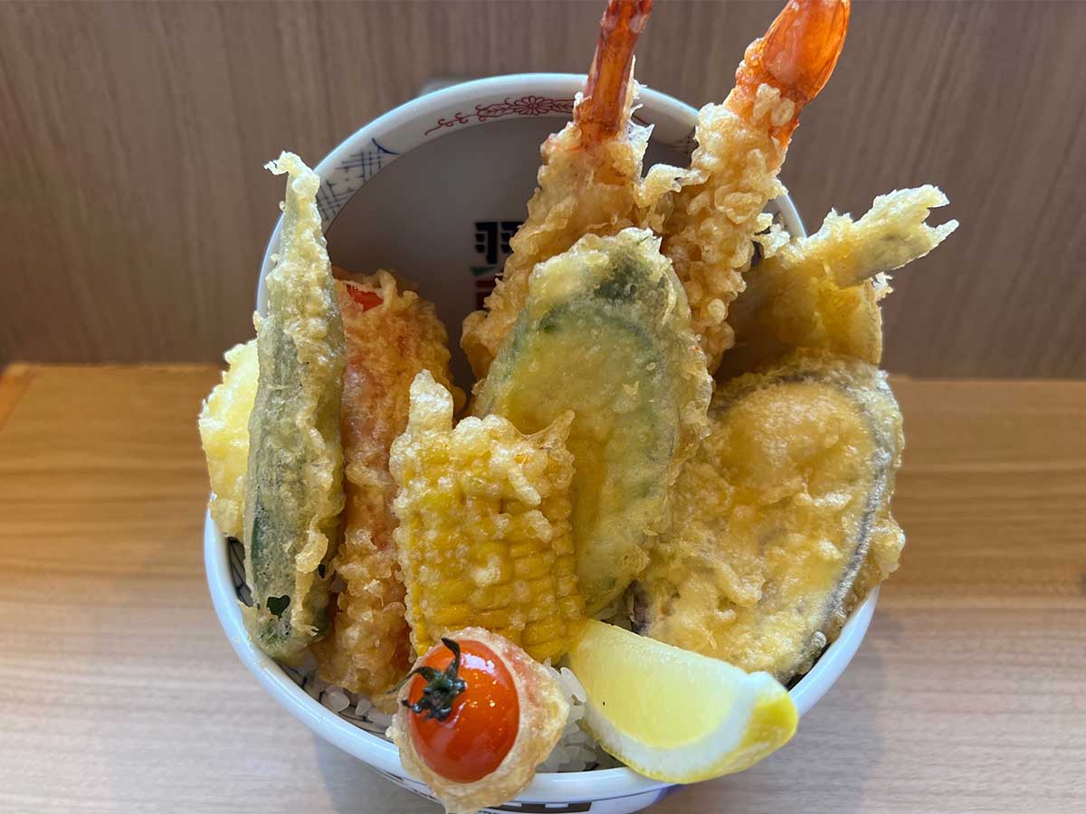 「カラフル夏野野菜天丼」は池袋店限定メニュー