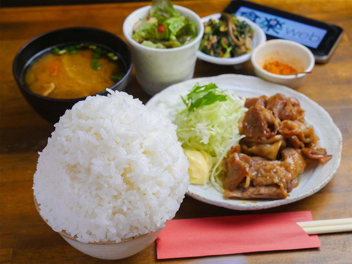 ご飯てんこ盛りでトータル1kg！ 川崎市の人気定食屋でデカ盛りすぎる「豚バラ生姜焼」を食べてきた