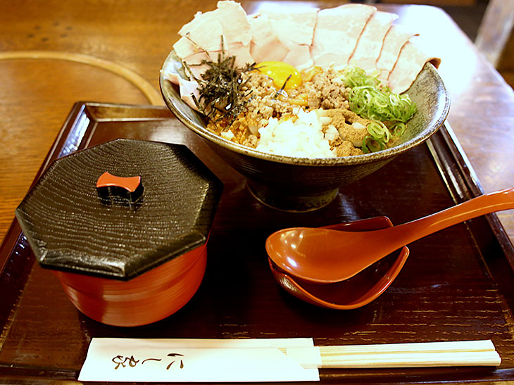 「肉盛り まぜジャン麺」1000円