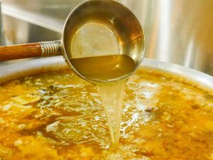 黄金色に輝くスープ