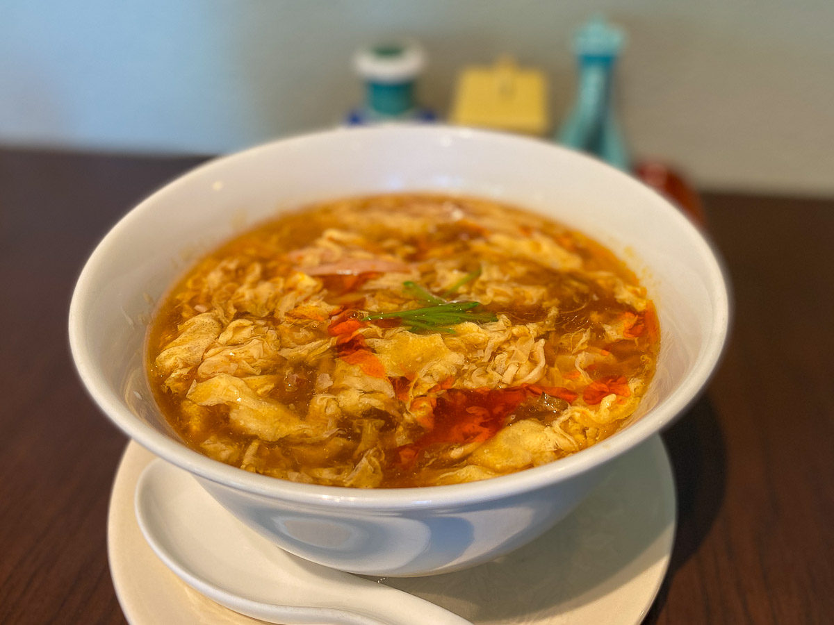 まさに伝説級のウマさ！ 中国のスープ・酸辣湯に初めて麺を入れた老舗『榮林』で「元祖スーラータンメン」を食べてきた