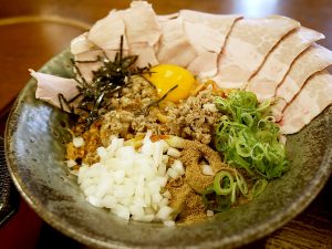 「肉盛り まぜジャン麺」1000円