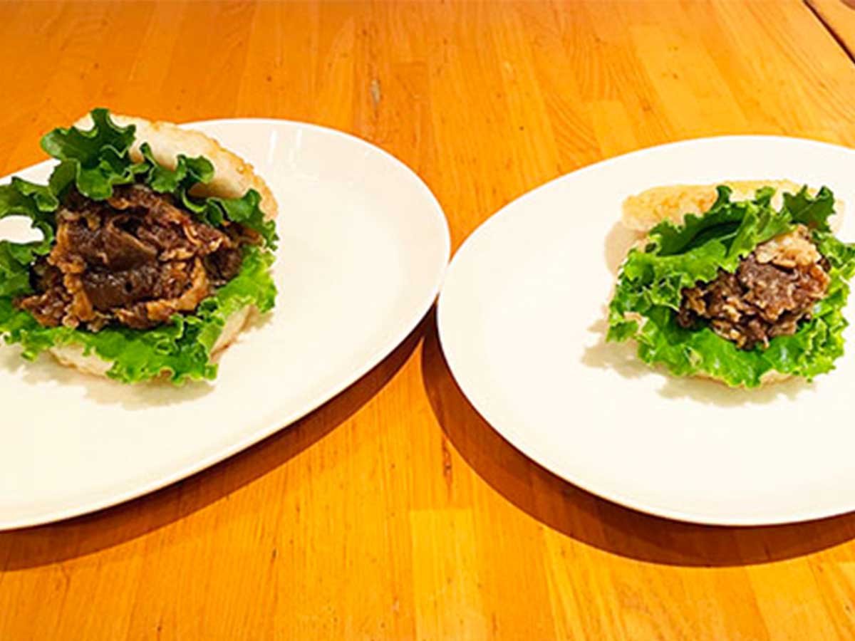 現行販売の「【時間限定】夜モスライスバーガー よくばり焼肉」（左）と「モスライスバーガー焼肉」（右）
