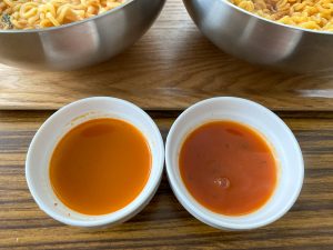 左は「辛ラーメン」のスープ、右は「閻魔大王」のスープ