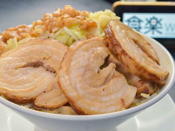 学生が愛するデカ盛り1.5kg！ 『らーめん BOMBA家』（神奈川・藤沢市）で「神豚（大）」を食べてきた