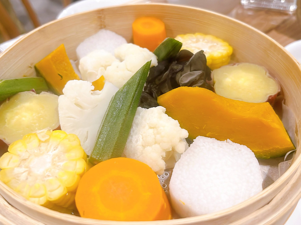 自社農園の新鮮野菜を使った「五谷豊登」（季節の野菜の蒸し物）900円。オリジナルの干し野菜のソースをつけていただきます