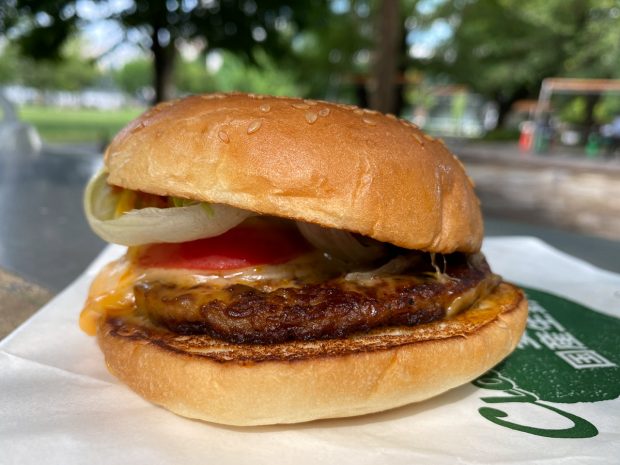 ファストフードのチーズバーガーはどれが旨い？ マックからバーガーキングまで5社の「チーズバーガー」を食べ比べてみた！ 食楽web