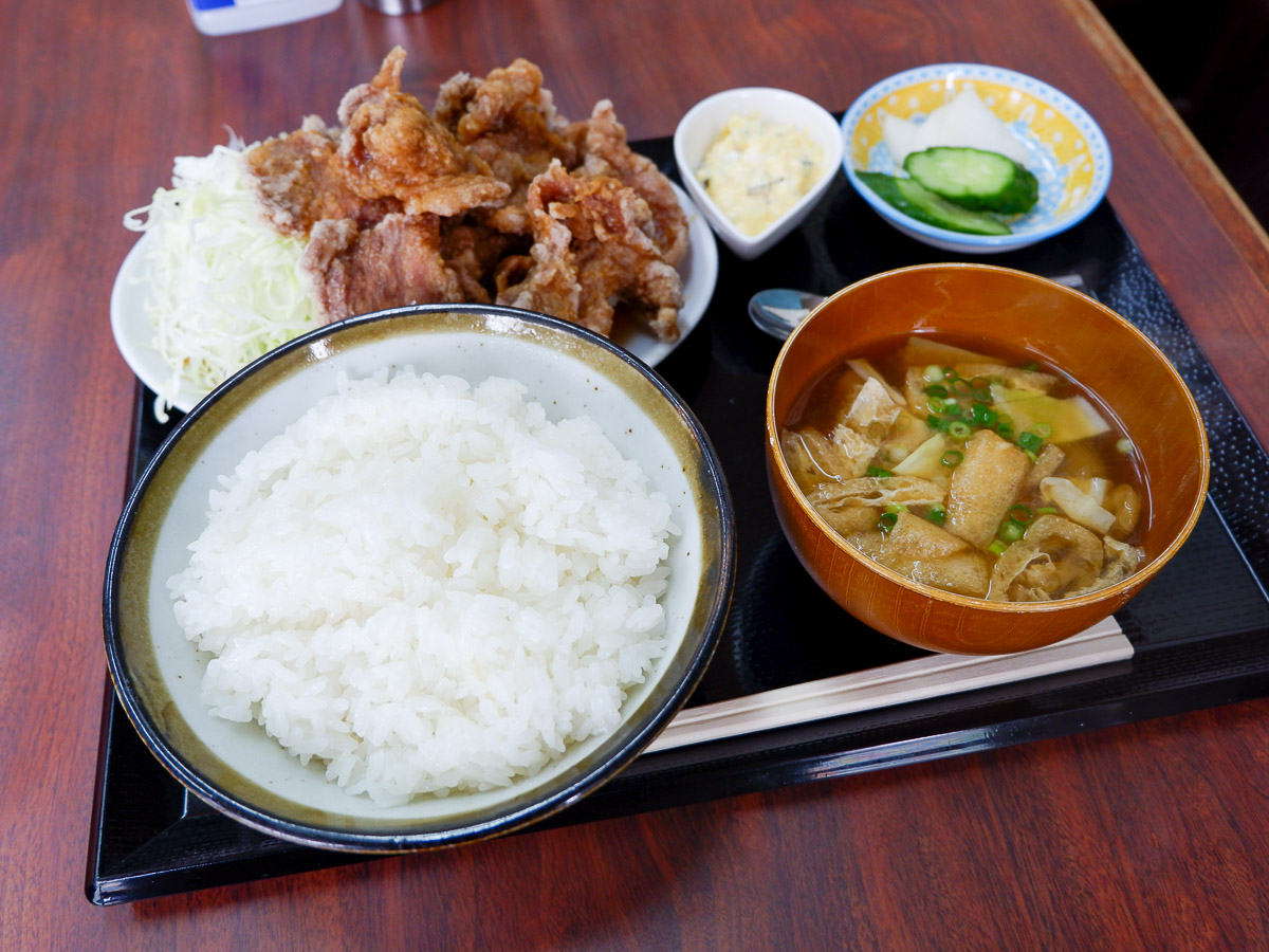 これが名物「ブタカラ定食」（1000円）。ご飯、味噌汁、香の物、そして味変用にタルタルソース（50円）を追加