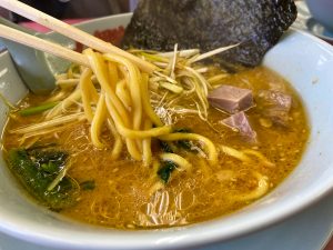 ストレート太麺が濃厚な味噌とんこつスープにぴったり