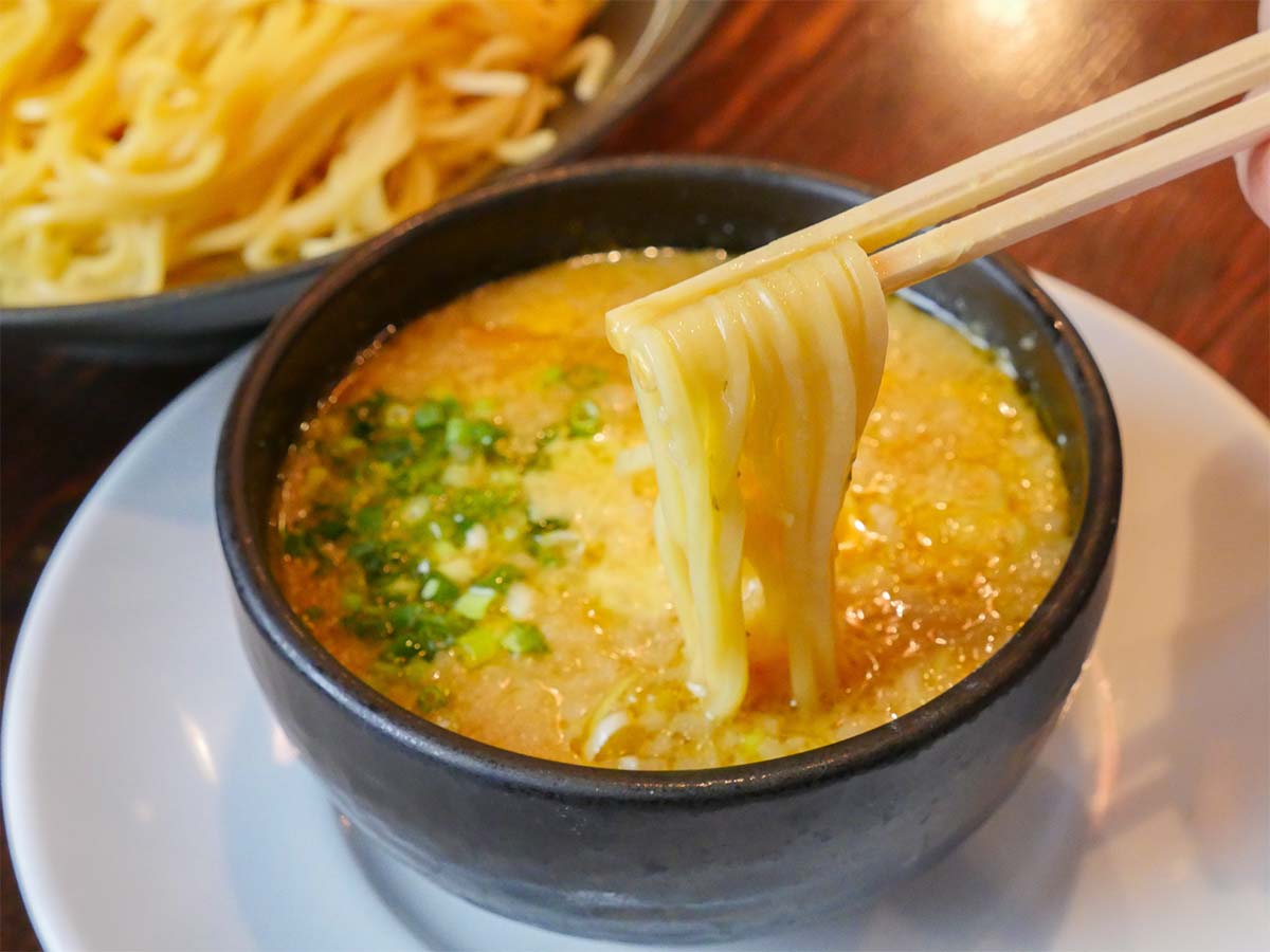 チーズが溶けると、スープと麺の絡みがよりよくなるので、口に入れると旨味がガツンとやってくる