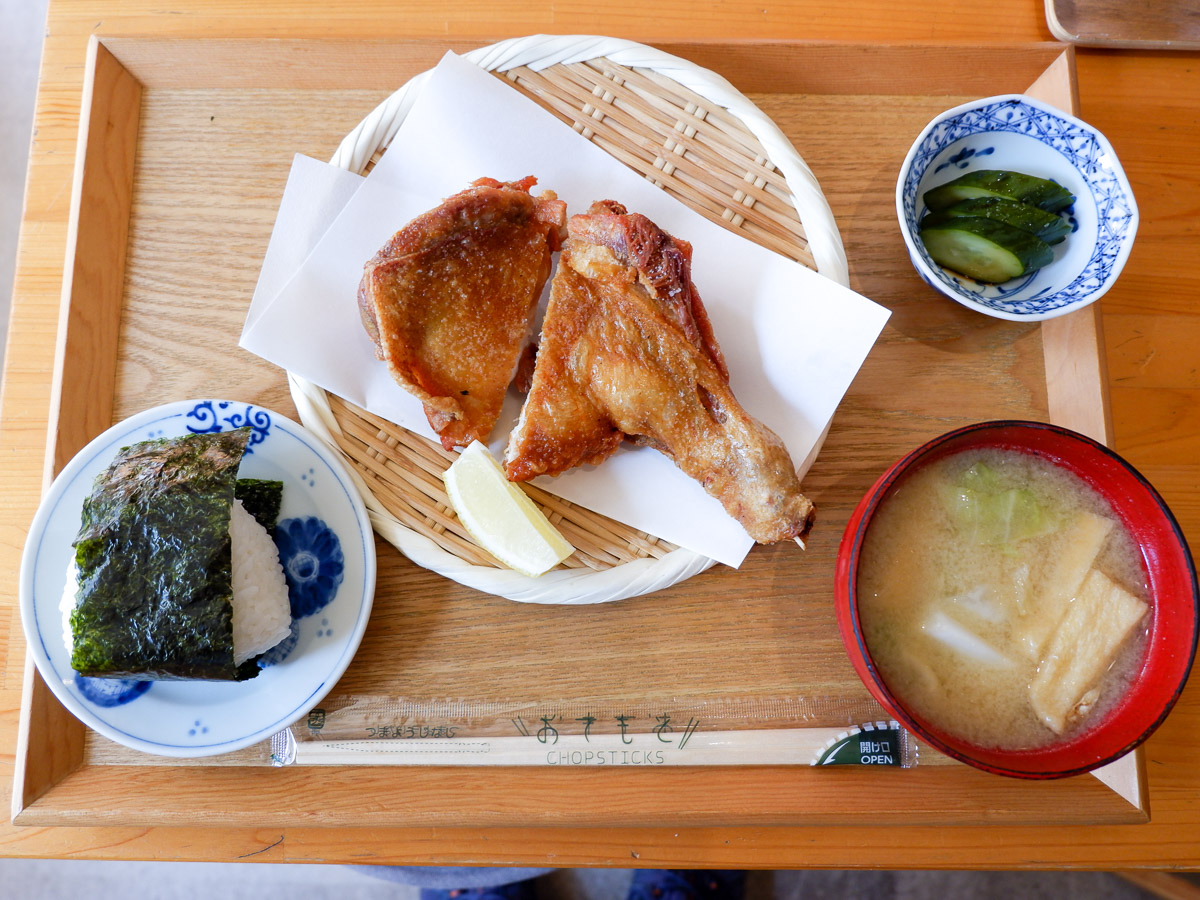 豪快でウマすぎる！ 世田谷区・奥沢の老舗居酒屋『揚げものスタンド たのしみち』で珠玉の「鶏もも素揚げ定食」を食べてきた！