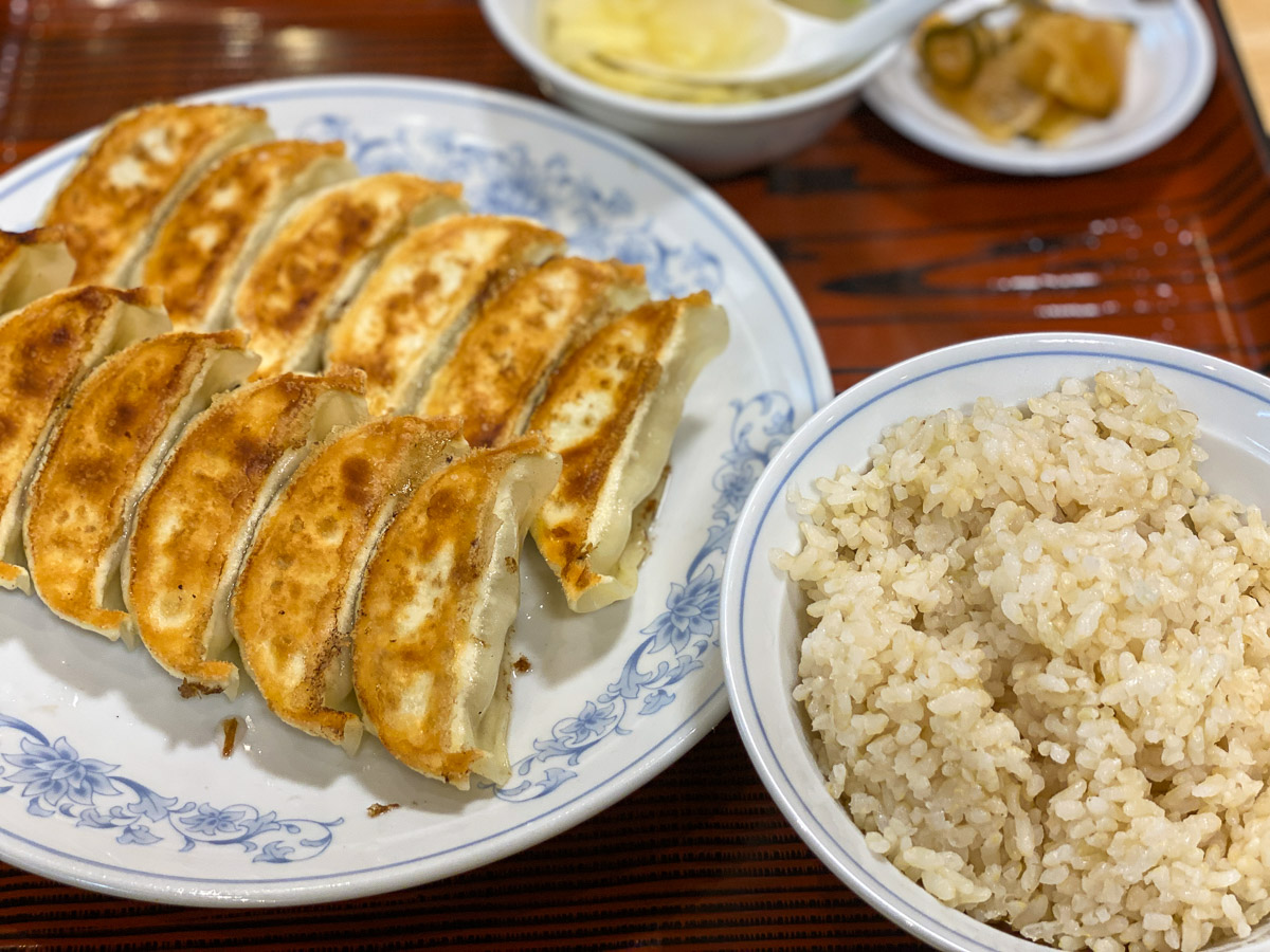 「ダブル餃子定食」680円は餃子が2人前の12個。そして右が「金芽ロウカット玄米」