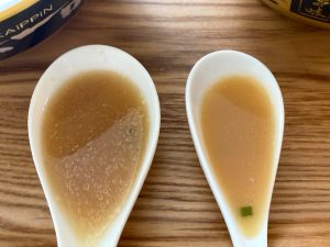 左が新バージョン、右が旧バージョン。スープだけを並べて比べてみても新作のスープは色味が濃く、脂も多く浮いていることがわかります。