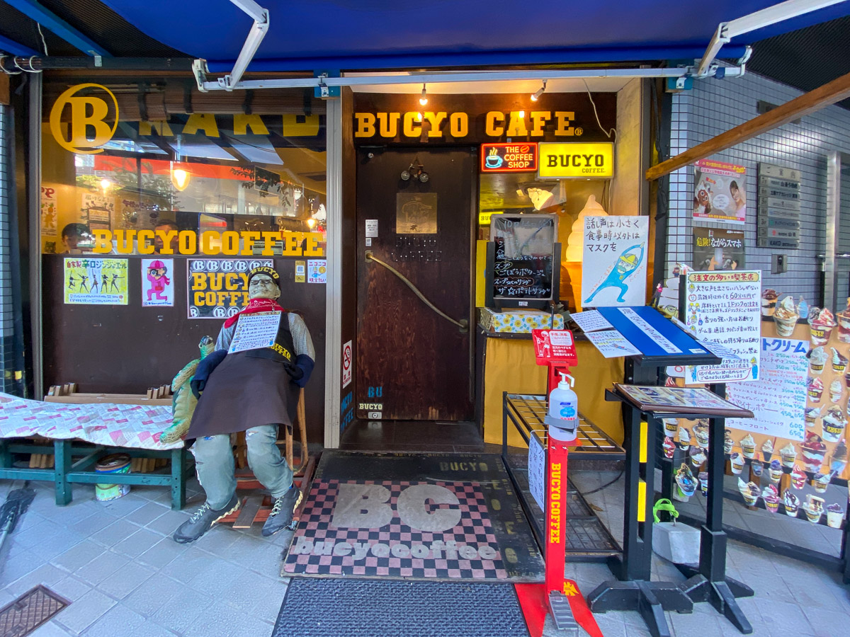 名古屋駅から徒歩10分ほどの場所にある『BUCYO Coffee KAKO』。外観からして個性的なお店です