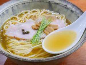 魚の旨み、乾物の滋味が濃縮した繊細な味わいのスープ
