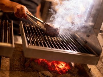 特注の焼き台で薪と炭を使って焼き上げる至極のステーキが味わえる『灼麓館』（長野県白馬村）の魅力とは？