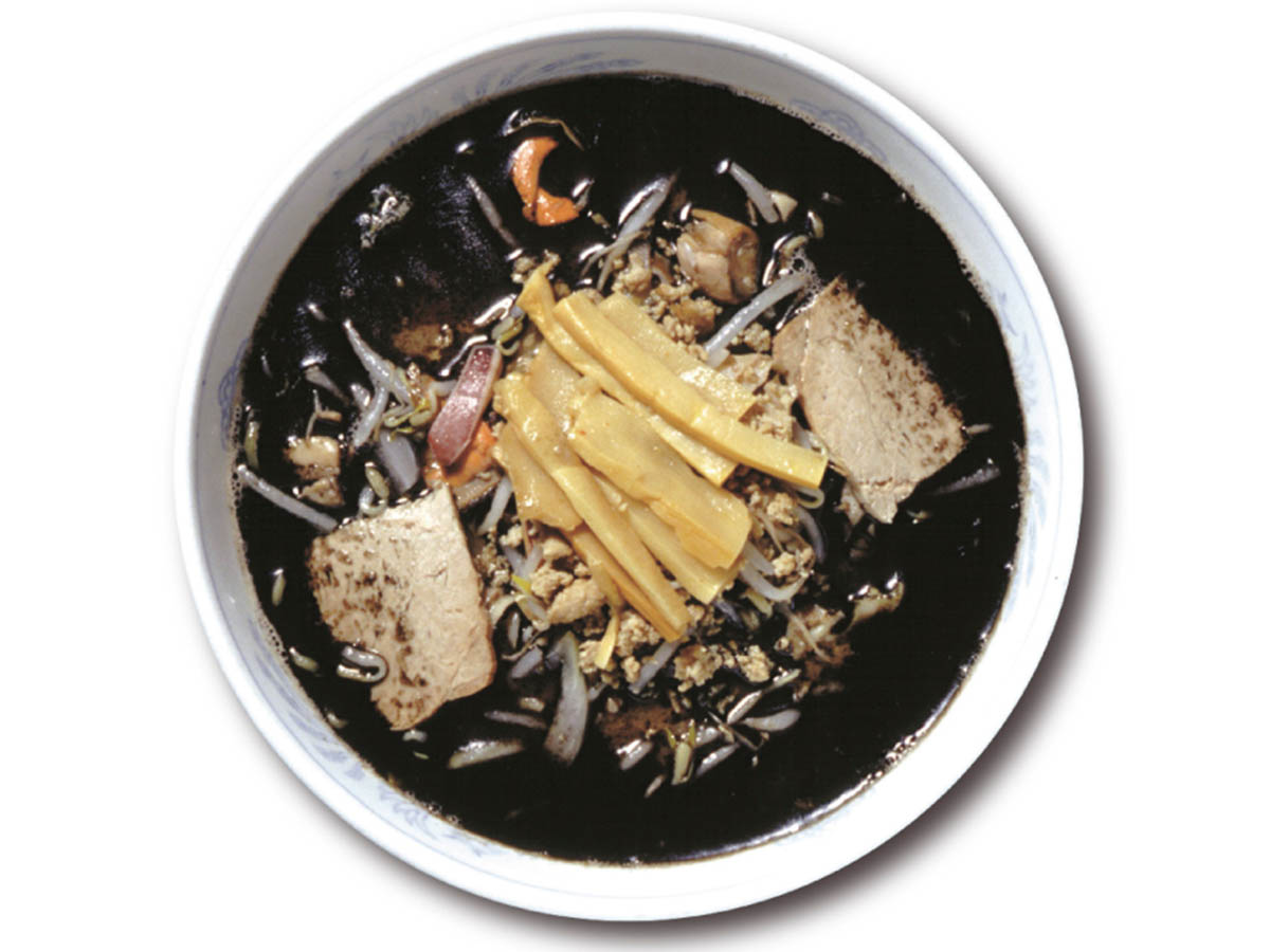 『名人の味 爐』のラーメンは、丼一面を覆う“真っ黒なスープ”が特徴！