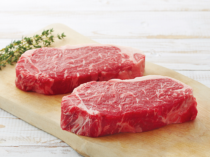 「牛赤身肉」は6枚切り食パン1枚よりカロリーが低く、ダイエットにも活用できる食材