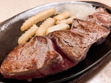 【実食レポ】沖縄の伝説のステーキ店『ジャッキーステーキハウス』で不動の人気「テンダーロインステーキ」を食べてみた