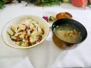 「下田産カズイチウコンの土鍋ご飯」とお味噌汁、香の物