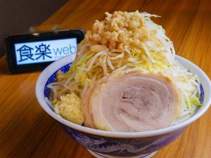 【食楽検証】埼玉で店名に“豚”がつく店はだいたいデカ盛り説。戸田で人気のG系店『びんびん豚』で約1.7kgの「ラーメン（全マシ）」を食べてきた