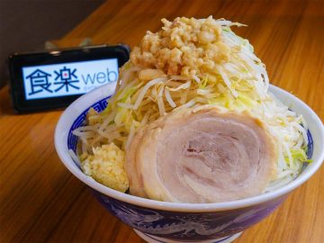 【食楽検証】埼玉で店名に“豚”がつく店はだいたいデカ盛り説。戸田で人気のG系店『びんびん豚』で約1.7kgの「ラーメン（全マシ）」を食べてきた