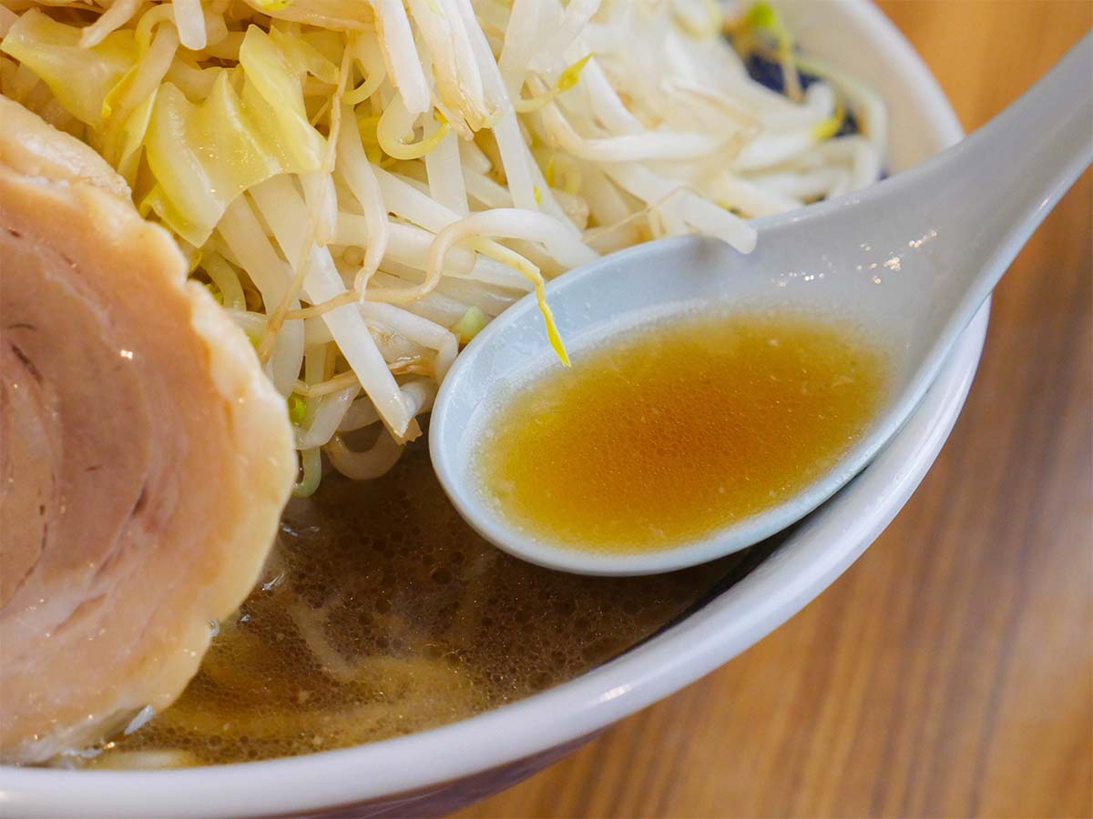 スープは豚の頭やガラ、チャーシューを煮たスープで作る「豚一頭分で作る」スープです」（日野さん）