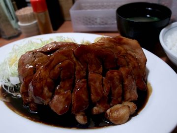 【実食レポ】大阪で人気の500gの巨大トンテキの味は？『大阪トンテキ』で圧倒的存在感の「メガトンテキ定食」を食べてきた