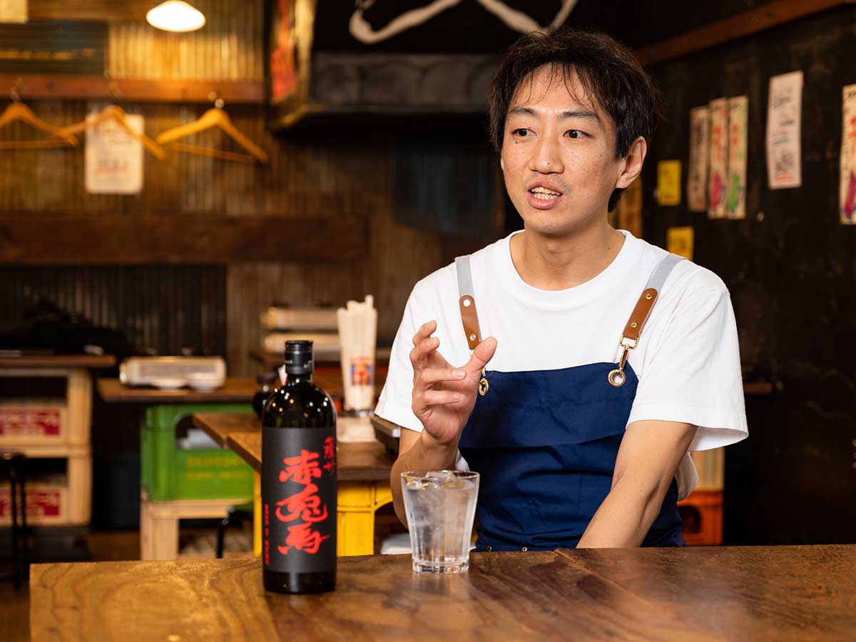 瀧川雄紀さん／三軒茶屋『にくにくシゲル』店長。北海道にある九州料理店でキャリアをスタート。その後、大手飲食チェーンに入社し、主に流通を担当する。十数年、生産の現場を目の当たりにした後で、同社の商品開発を担当していた現オーナーと、会社の支援を受ける形で独立。2018年11月、『にくにくシゲル』を開く
