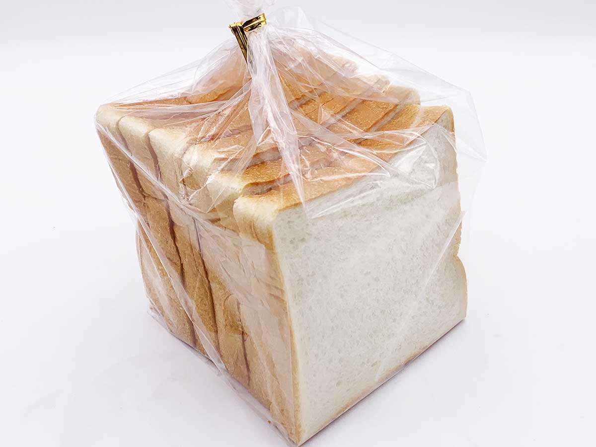 鎌倉エリアでは絶大な支持を得ている豊島屋の「食パン」1斤300円~
