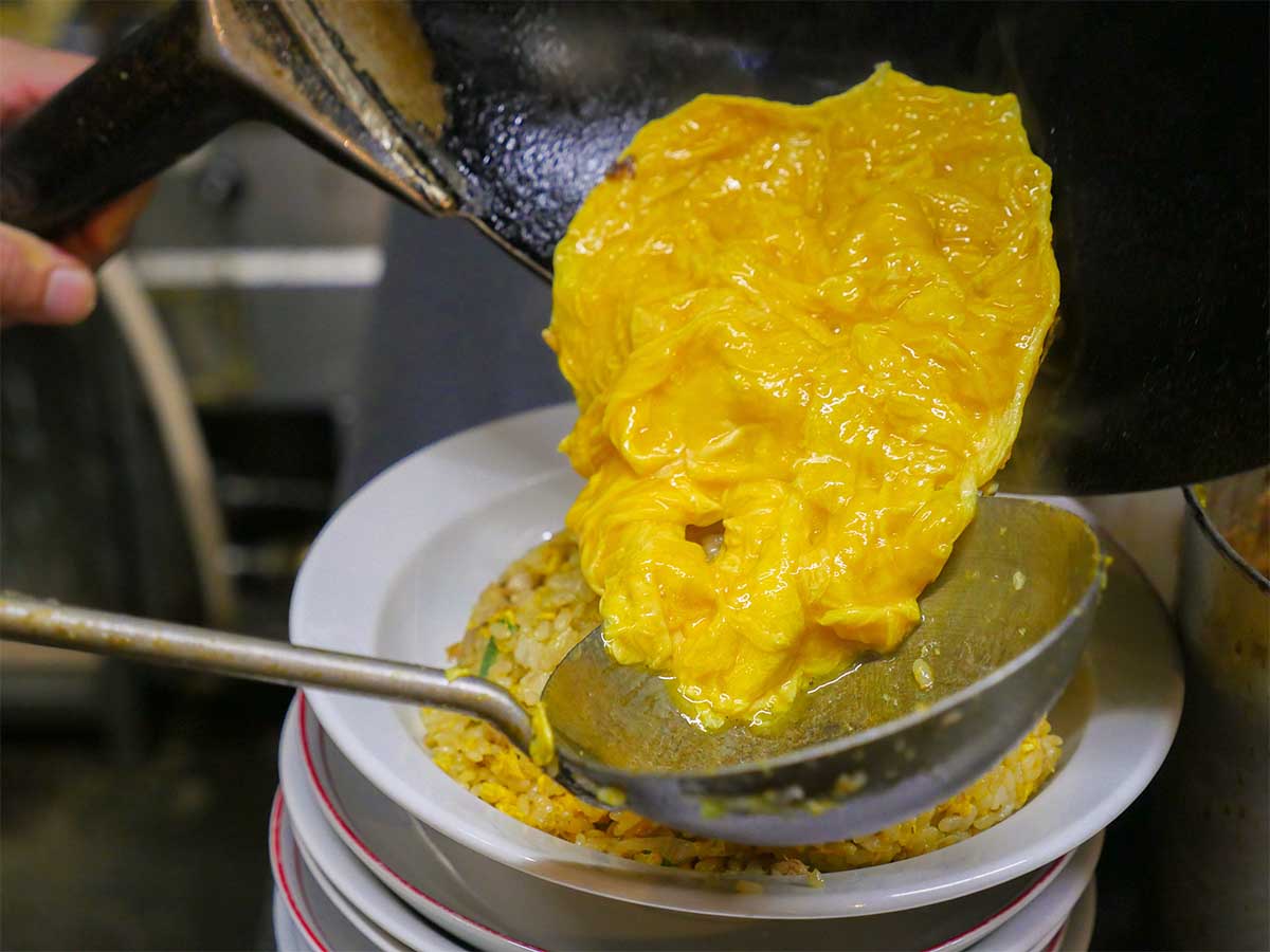 卵を中華鍋に入れて秒でふわふわオムレツにしてチャーハンの上に。火の通し方が絶妙すぎる！（食楽web）