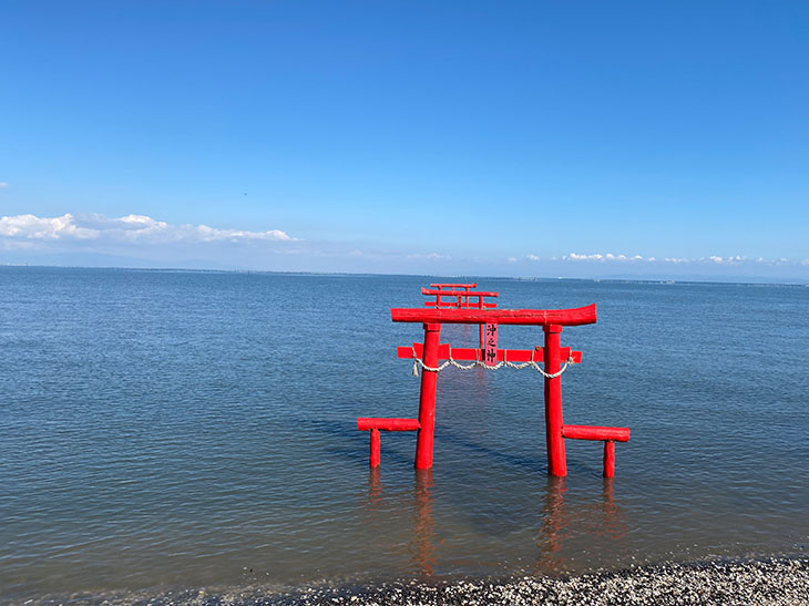 干潮時には砂浜が現れ、鳥居をくぐれるように