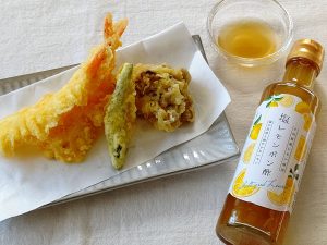 「塩レモンポン酢」680円。海老フライやマイタケなどの天ぷらもさっぱり美味しく