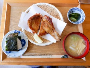 「鶏もも素揚げ定食」。ご飯はおにぎり。味噌汁、お新香付き