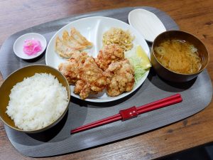 からあげ4個は1個あたり50～60gほど。食べごたえがあります