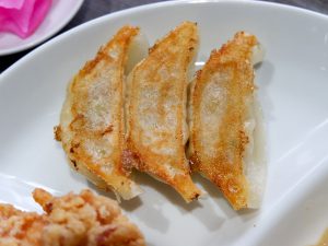 もう一つの名物・餃子は何もつけなくても十分美味しい