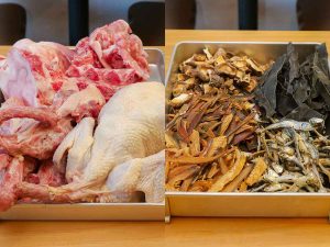 スープの素材。左が豚背ガラ・牛骨・鶏ガラ・地鶏からなる動物系素材。右が魚介系素材で、椎茸、昆布、宗田節、煮干しなど