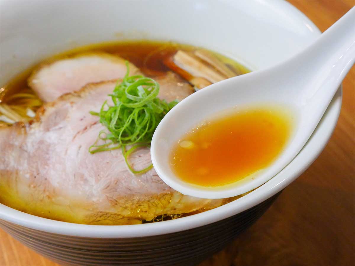 鶏のうま味を凝縮したスープは、繊細でありながら力強い仕上がり