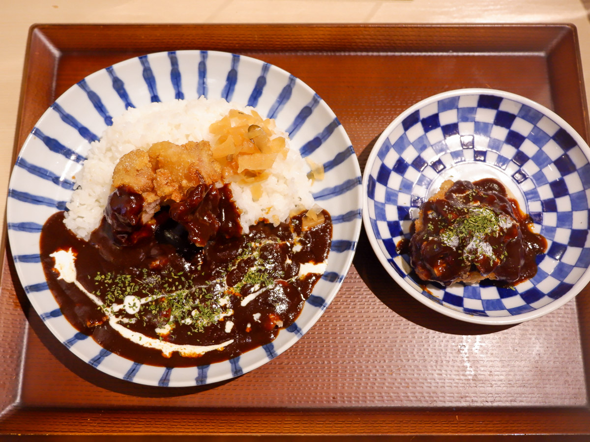 「ビーフシチューから揚げ丼」（左）と単品の「ビーフシチューから揚げ」（右）