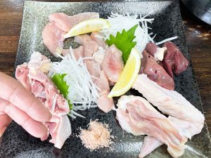 「松坂地鶏の盛り合わせ」2800円（税別）