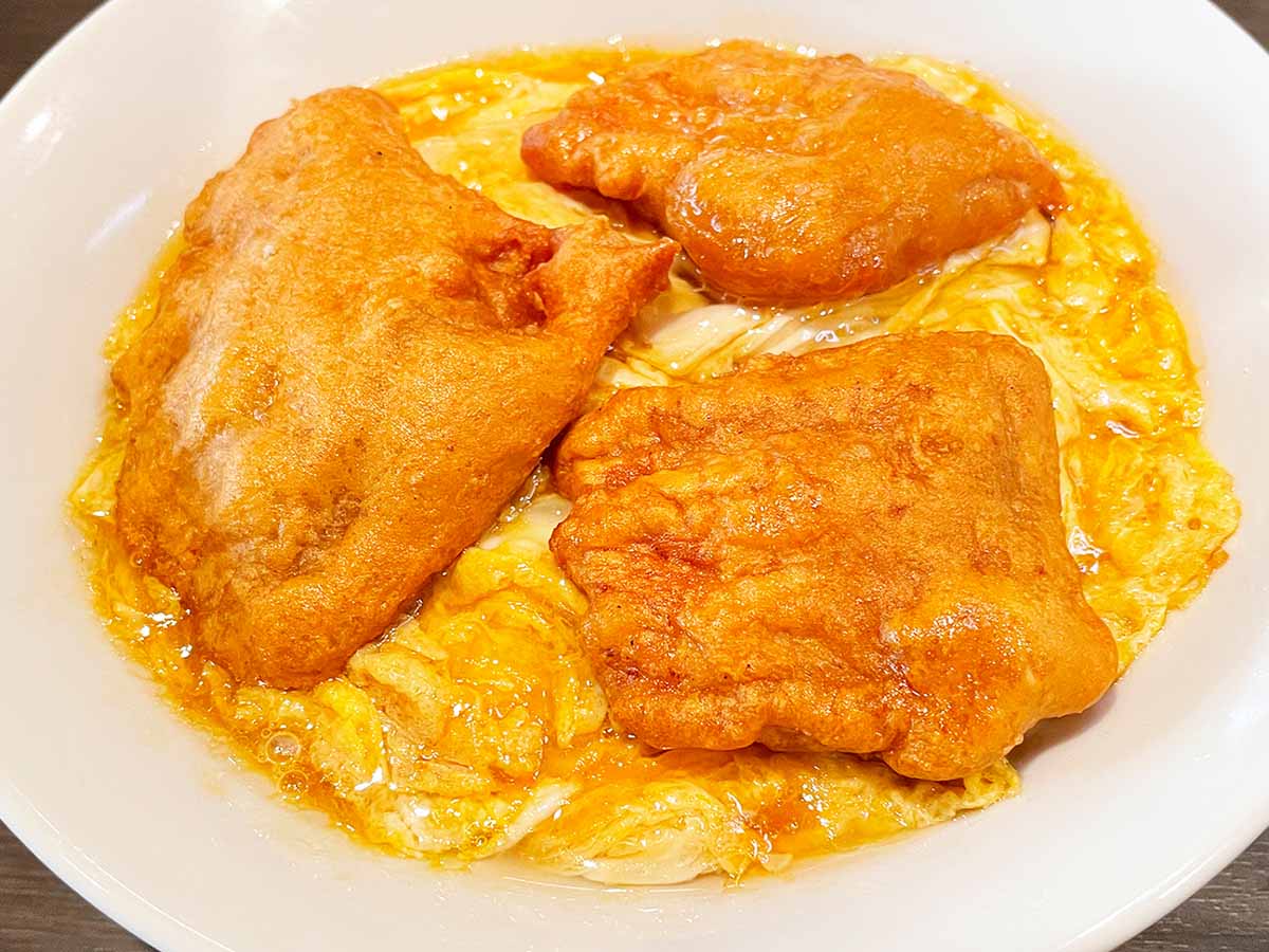 豚の唐揚げを乗せて「北京飯」完成!