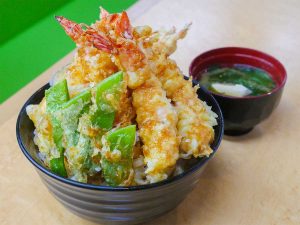 「えび天丼」1180円。お味噌汁付き。いいサイズのブラックタイガーの天ぷらが7本。手前の緑はモロッコインゲンの天ぷら