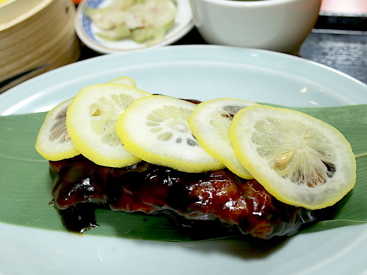 ドーンと塊肉の“酢豚”が衝撃的！ 大阪・心斎橋『大衆中華酒場 若林』の名物「酢豚定食」が大人気の理由とは？