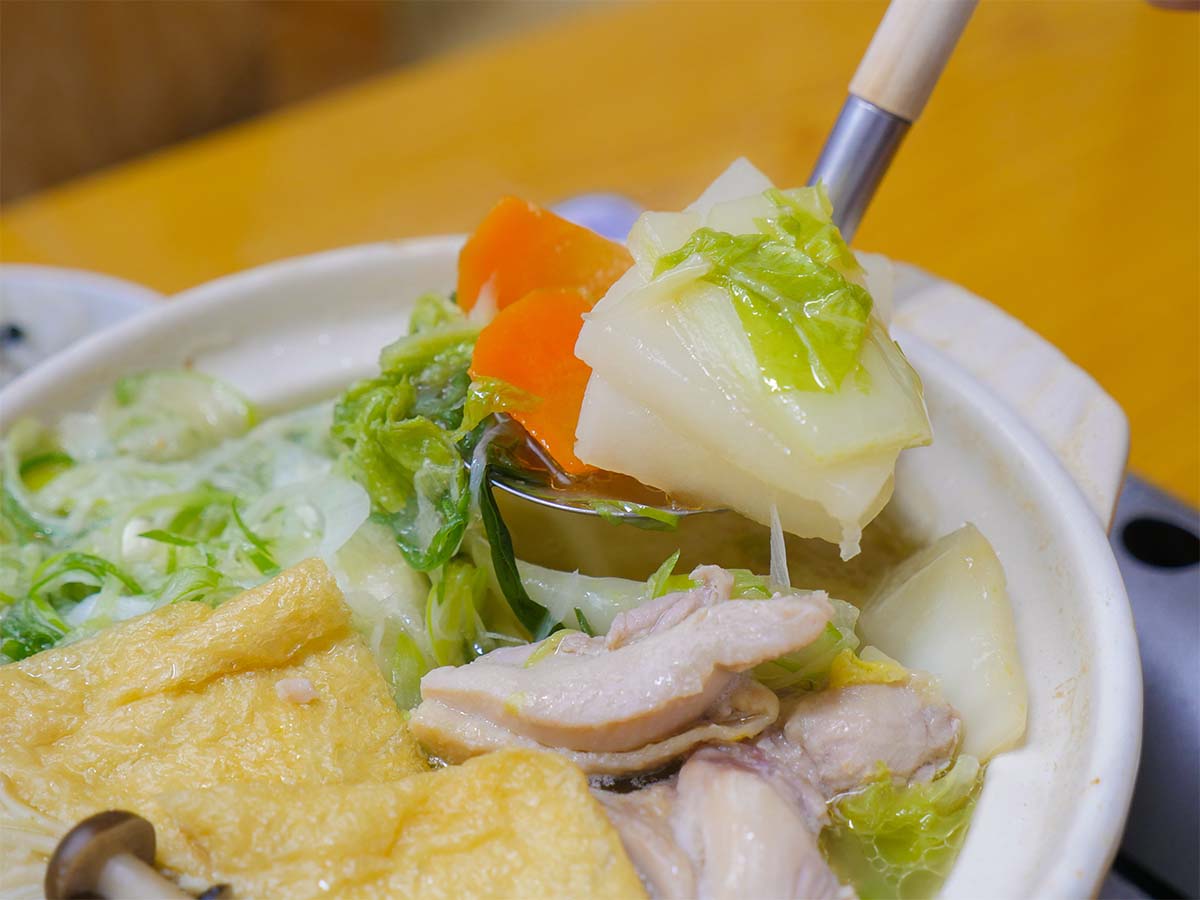 白菜も程よくシャキシャキ＆柔らかい。鶏出汁を感じる。食べ続けていると、体の芯から暖かくなる