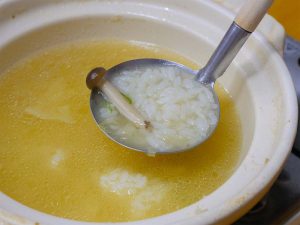 シメはもちろんスープにゴハンを入れて。夜はセットではなく単品になるので、追加でゴハンを注文するのがおすすめ（食楽web）