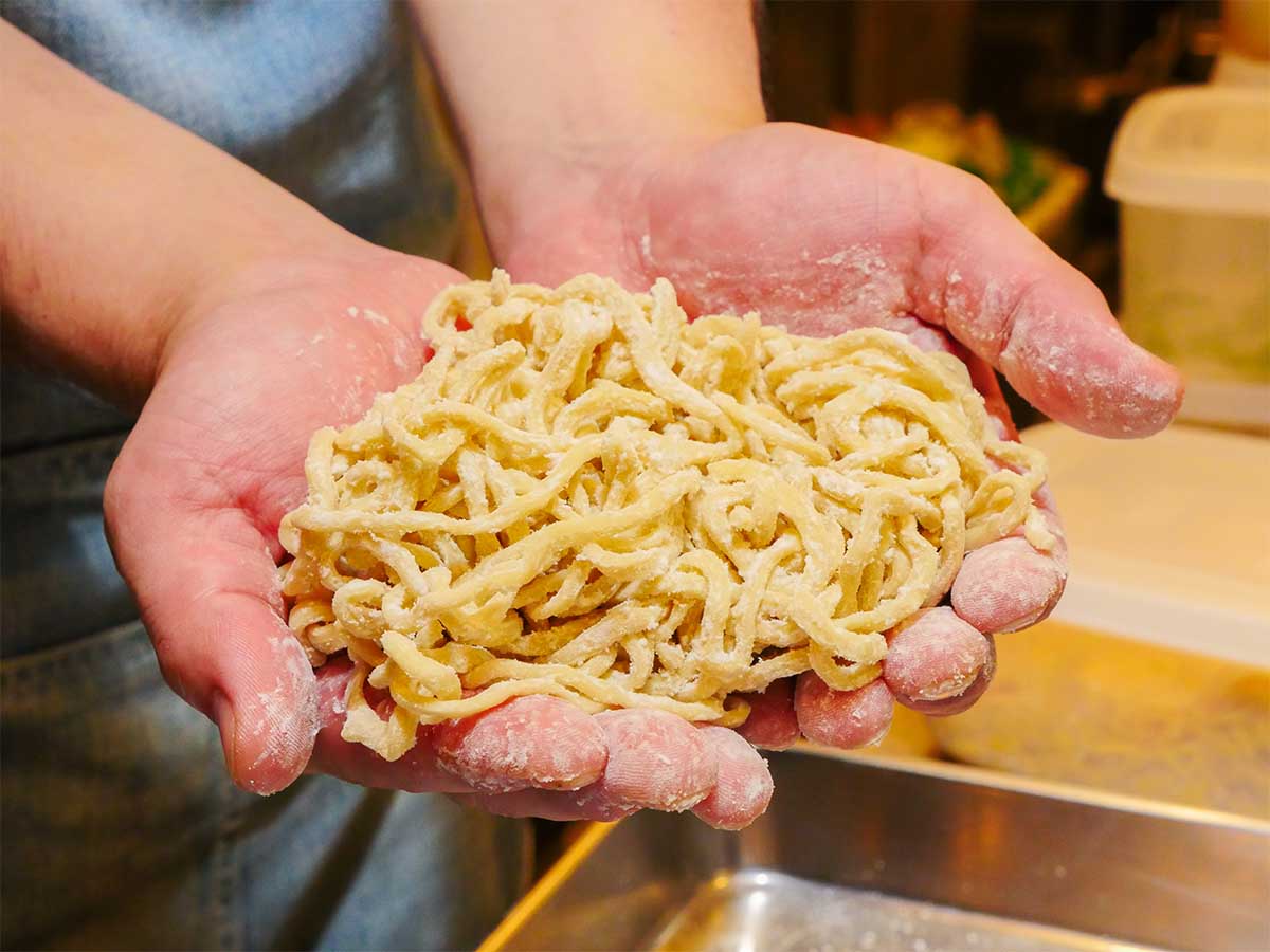 東京・木場に店を構える『麺屋ルリカケス』の自家製麺。適度なちぢれ具合が過不足なくスープを絡め取る絶品